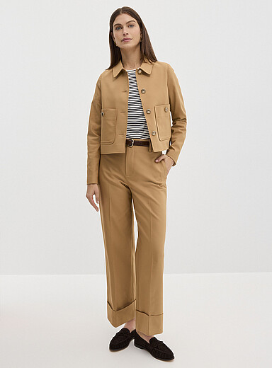 Le pantalon structur&eacute; &agrave; revers <b>Coupe : jambe large, taille haute</b>