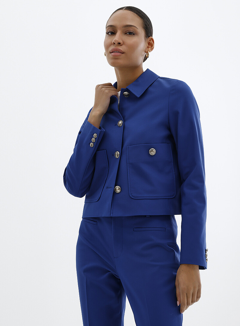 Contemporaine: Le veston col chemise boutons armoiries Rouge pour femme