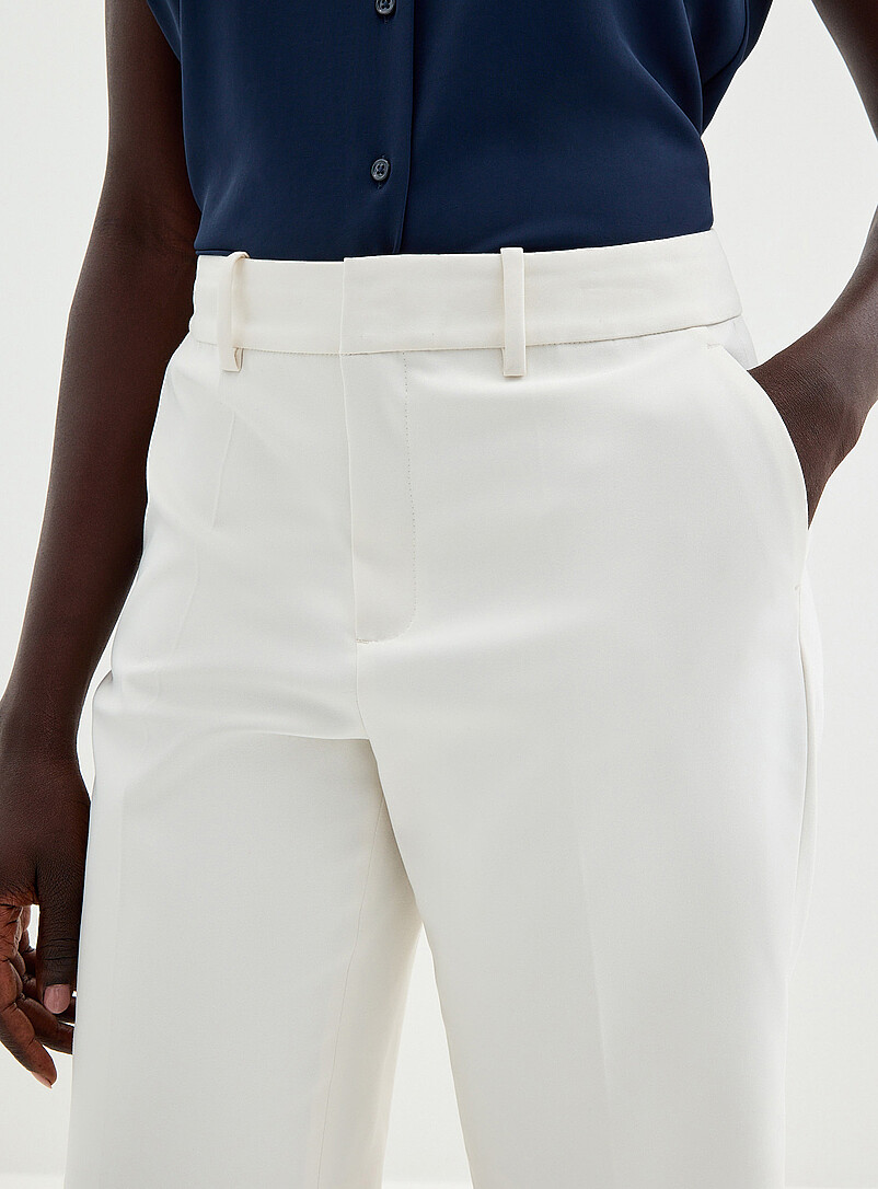 Contemporaine: Le bermuda dense &agrave; plis <b>Coupe : jambe droite, taille haute</b> Bleu marine - Bleu nuit pour femme
