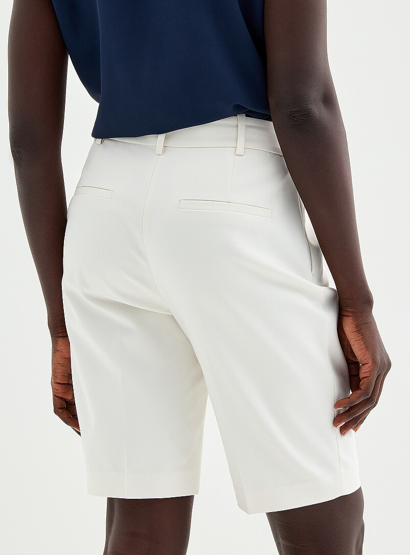 Contemporaine: Le bermuda dense &agrave; plis <b>Coupe : jambe droite, taille haute</b> Bleu marine - Bleu nuit pour femme