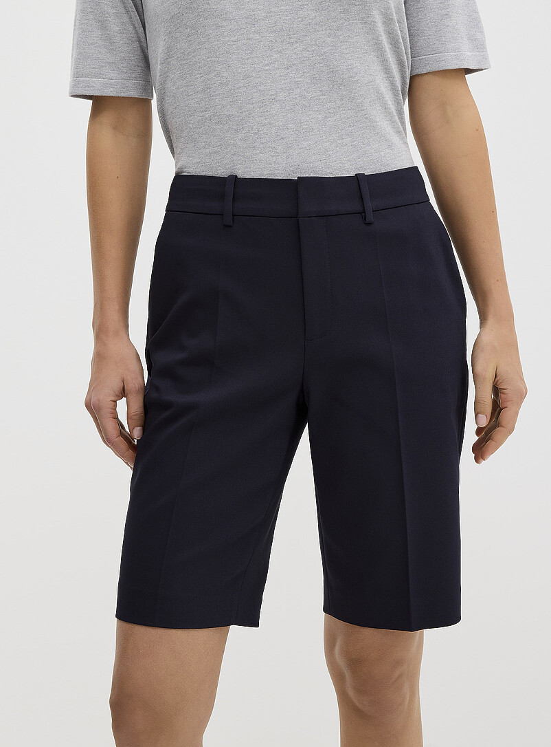 Contemporaine: Le bermuda dense &agrave; plis <b>Coupe : jambe droite, taille haute</b> Bleu marine - Bleu nuit pour femme