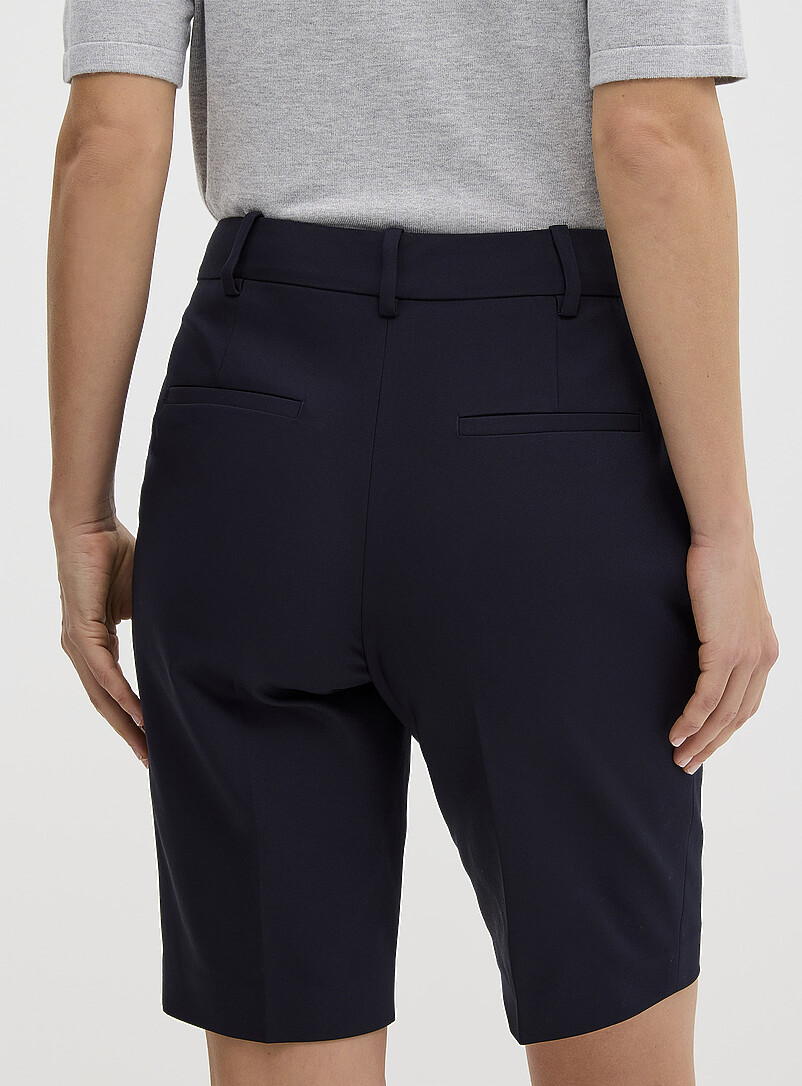 Contemporaine: Le bermuda dense &agrave; plis <b>Coupe : jambe droite, taille haute</b> Bleu marine - Bleu nuit pour femme