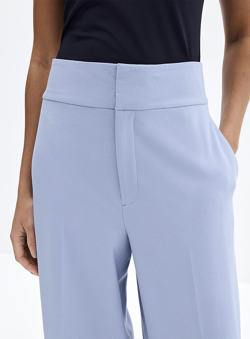 Contemporaine: Le pantalon cr&ecirc;pe extensible taille &eacute;pur&eacute;e <b>Coupe : jambe large, taille tr&egrave;s haute</b> Bleu p&acirc;le - Bleu ciel pour femme