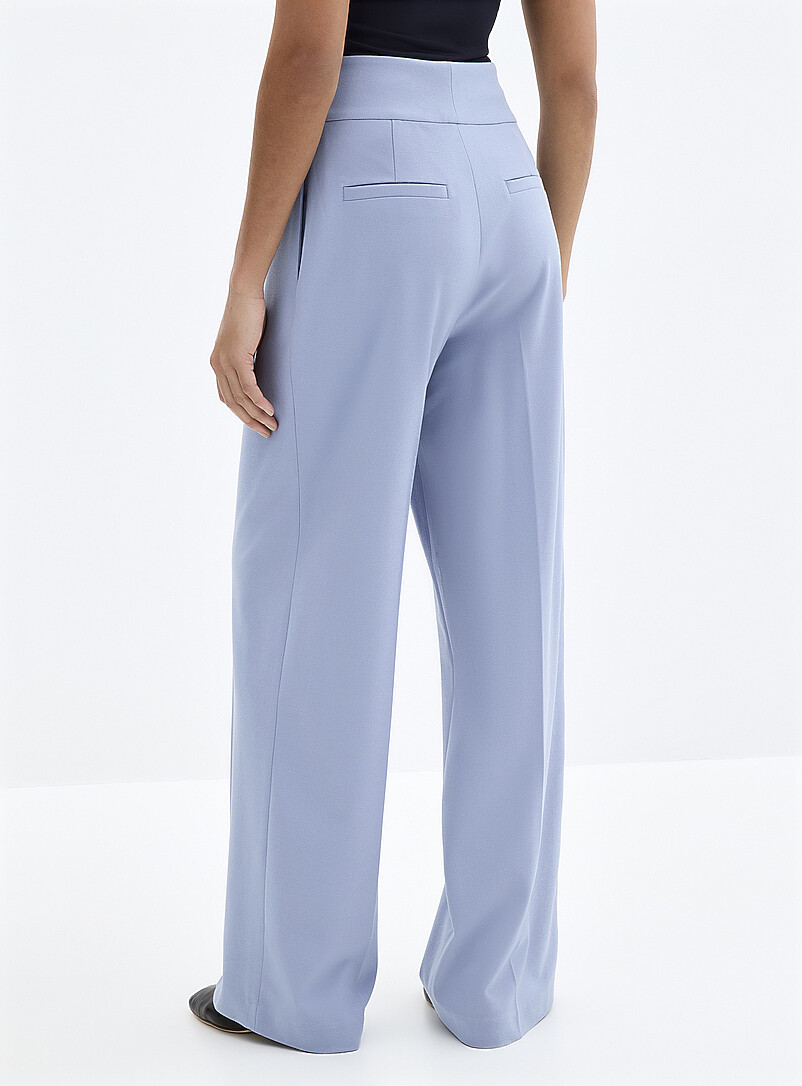 Contemporaine: Le pantalon cr&ecirc;pe extensible taille &eacute;pur&eacute;e <b>Coupe : jambe large, taille tr&egrave;s haute</b> Bleu p&acirc;le - Bleu ciel pour femme