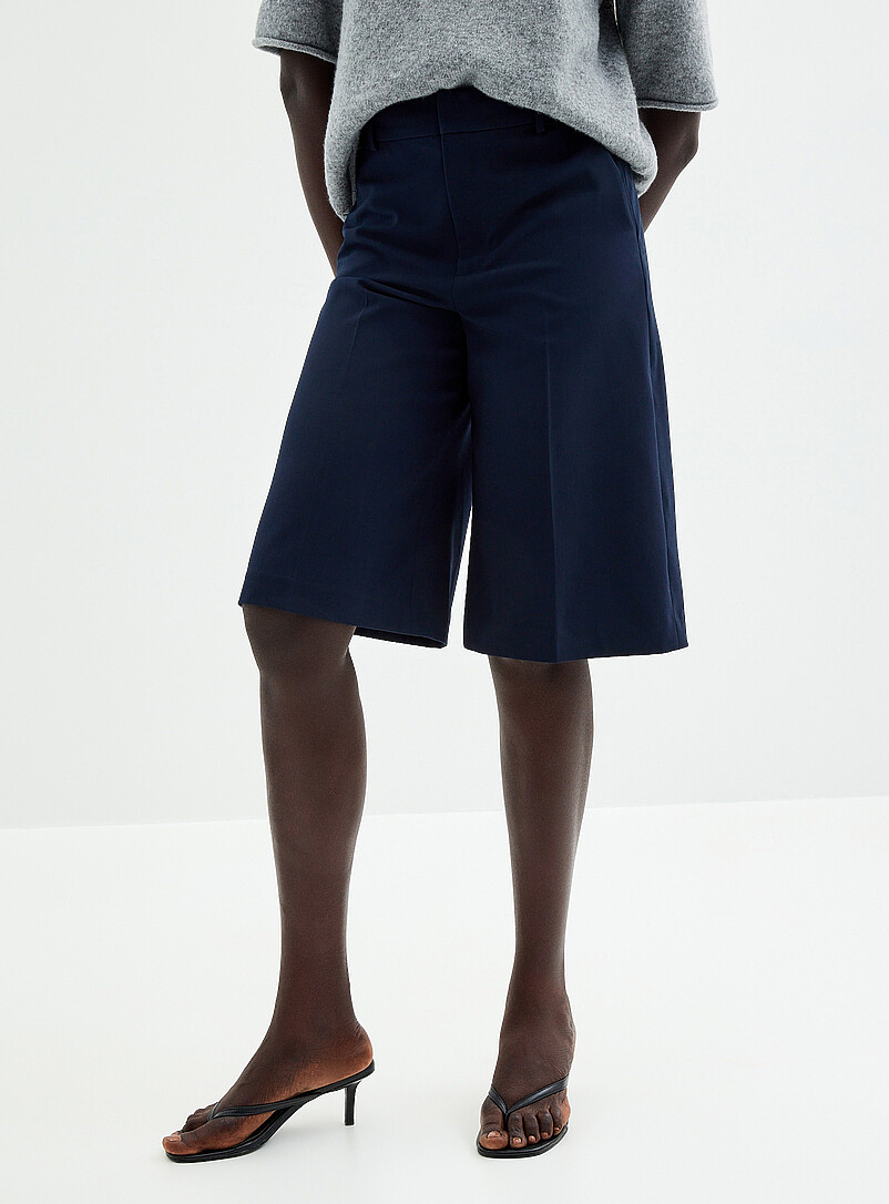 Contemporaine: Le bermuda extensible &eacute;pur&eacute; <b>Coupe : jambe large, taille haute</b> Bleu marine - Bleu nuit pour femme