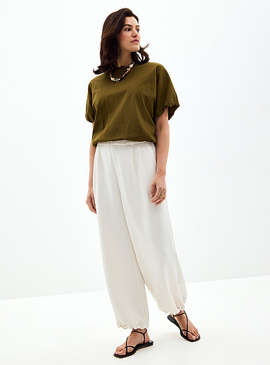 Le pantalon cr&ecirc;pe textur&eacute; cheville cordon <b>Coupe : jambe tr&egrave;s large, taille haute</b>