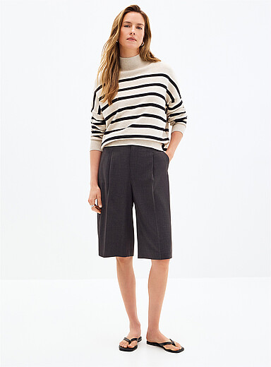 Contemporaine: Le bermuda habill&eacute; extensible <b>Coupe : jambe large, taille haute</b> Noir pour femme