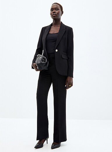 Le pantalon cr&ecirc;pe extensible <b>Coupe : jambe semi-&eacute;vas&eacute;e, taille mi-haute</b>