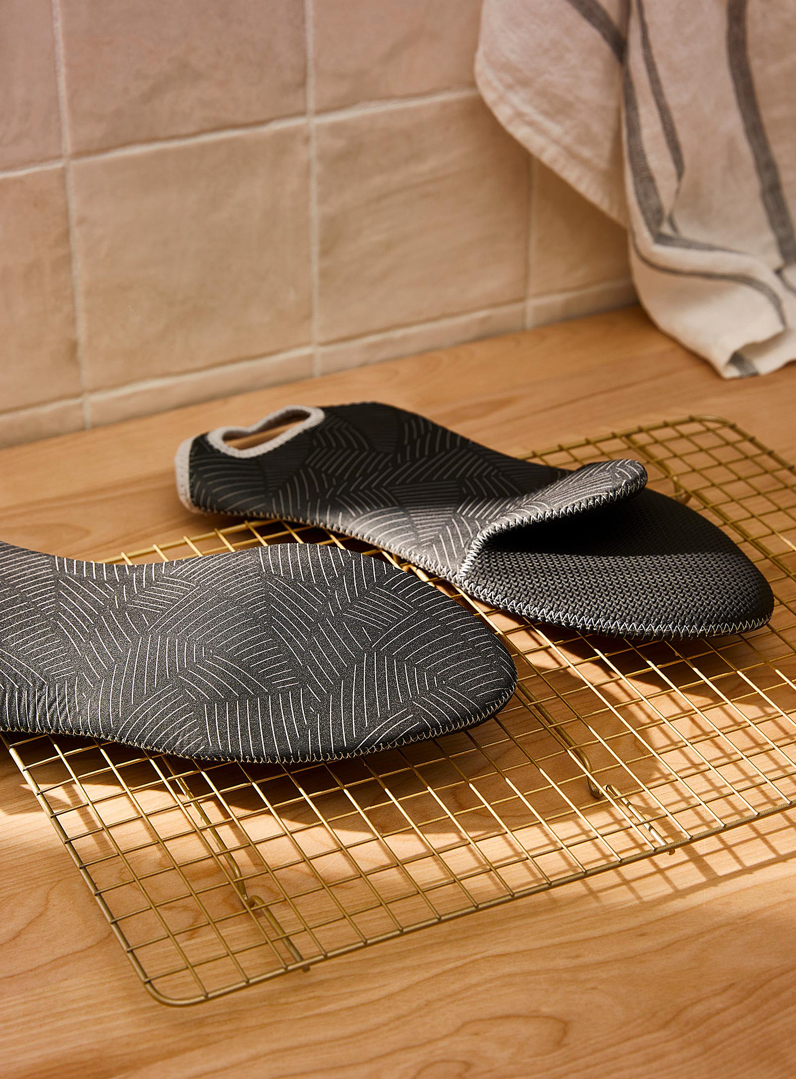 Simons Maison - Curved lines neoprene oven mitts Set of 2