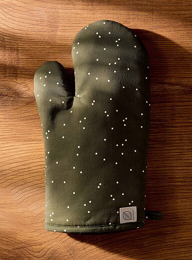 Polka-dotted khaki oven mitt