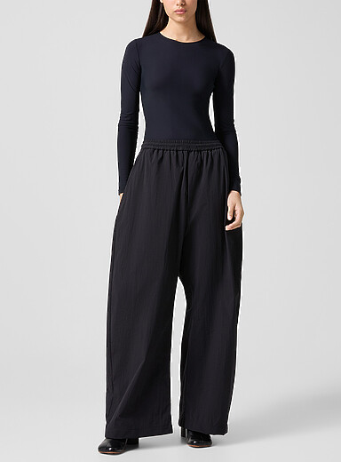Le pantalon noir toile craquante