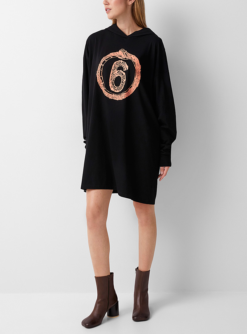MM6 Maison Margiela: La robe à capuchon logo serpent Noir pour femme