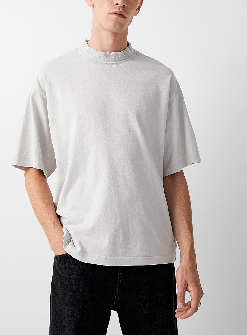 Acne Studios: Le t-shirt monochrome col signature Blanc pour homme