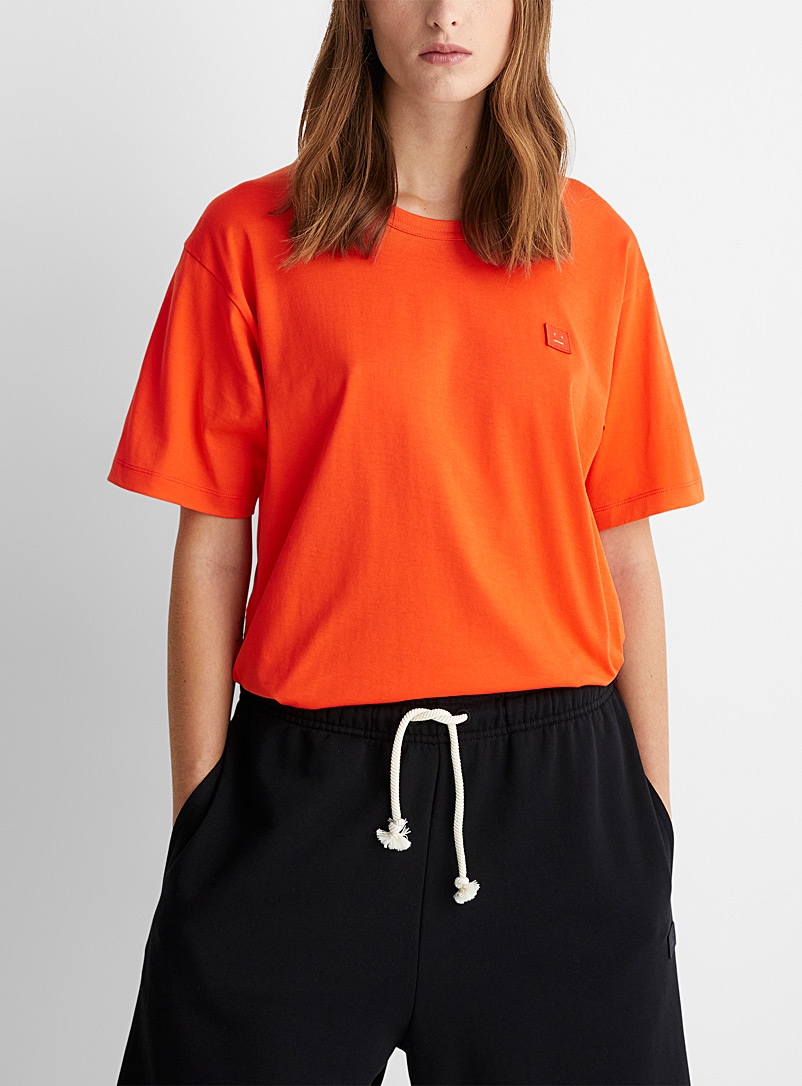 Acne Studios: Le t-shirt écusson brodé Face Orange pour femme