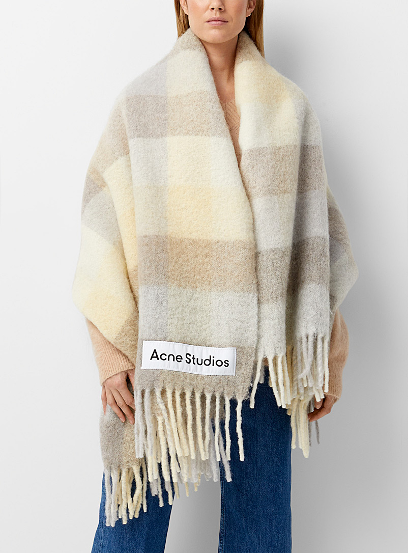 Acne Studios: Le foulard à carreaux surdimensionné Beige crème pour femme