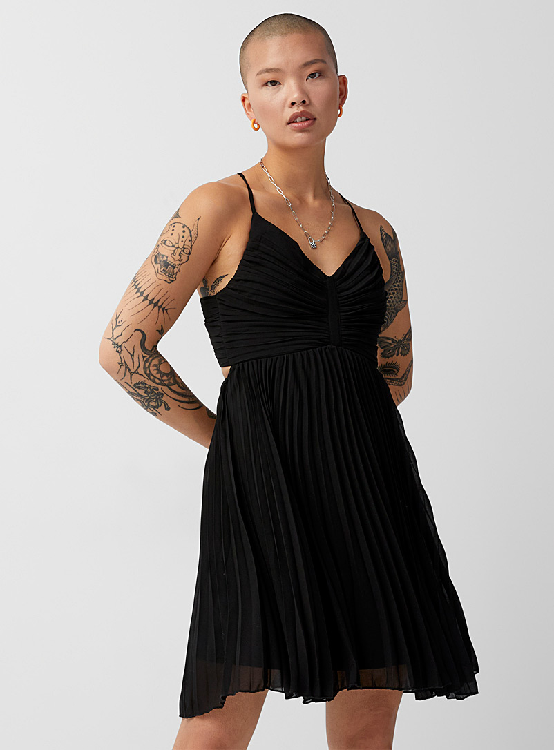 Twik: La robe chiffon à plis Noir pour femme