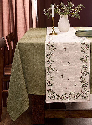 Le chemin de table tapisserie d&eacute;licates feuilles de gui Voir nos formats offerts <b>Collection de No&euml;l</b>