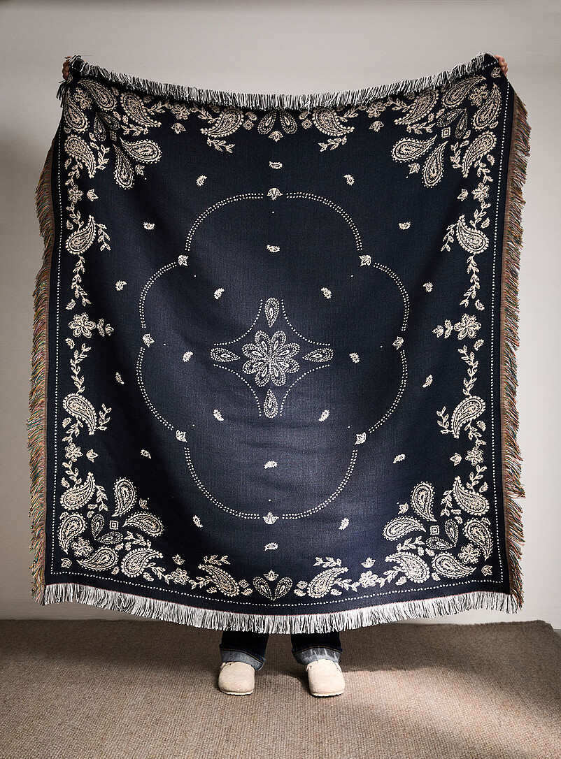 Jacquard knit paisley pattern fringed throw 130 x 150 cm product image 2