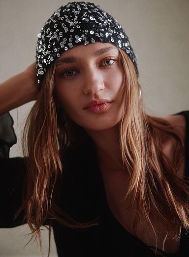 Sequined mesh crochet tuque