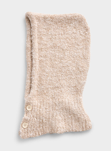 La cagoule tricot bouclette &agrave; boutons
