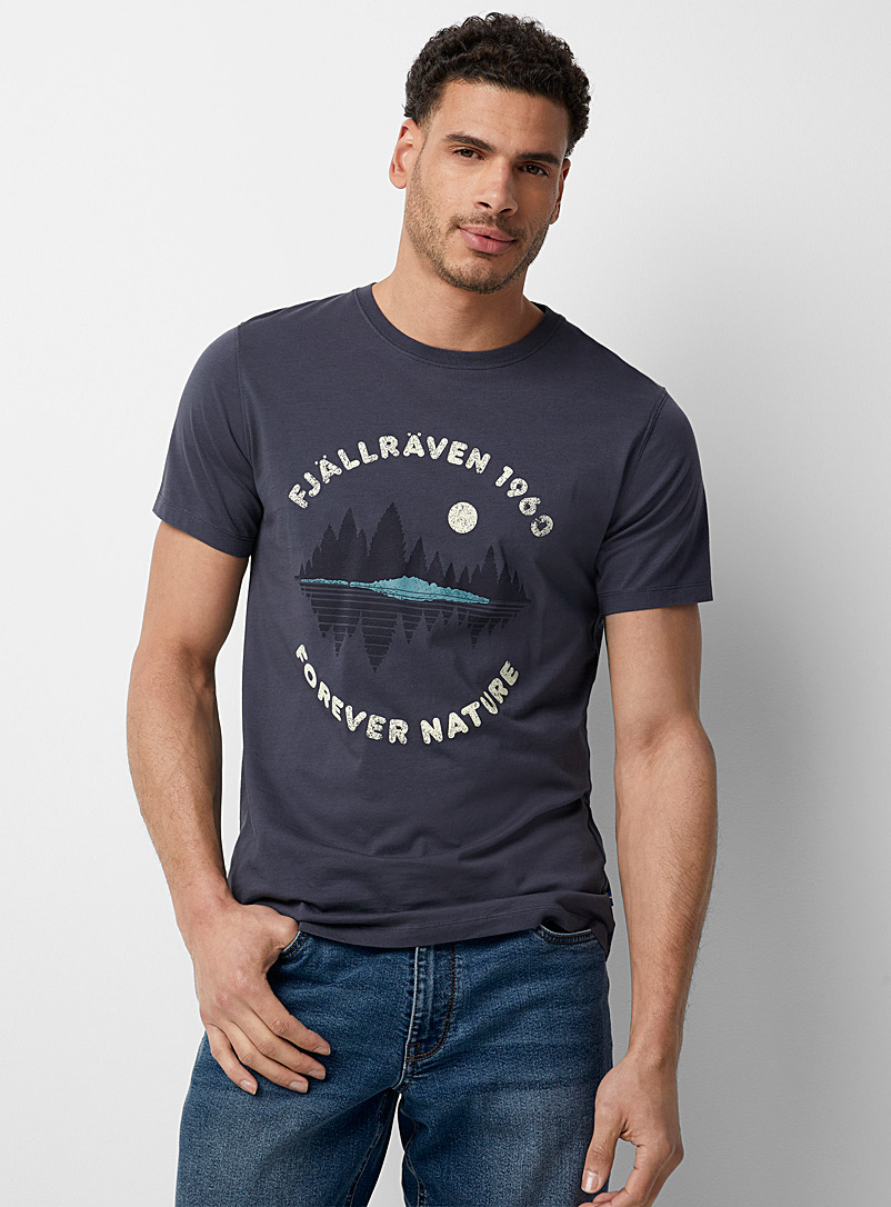 Fjällräven: Le t-shirt logo rétro forêt nocturne Bleu marine - Bleu nuit pour homme