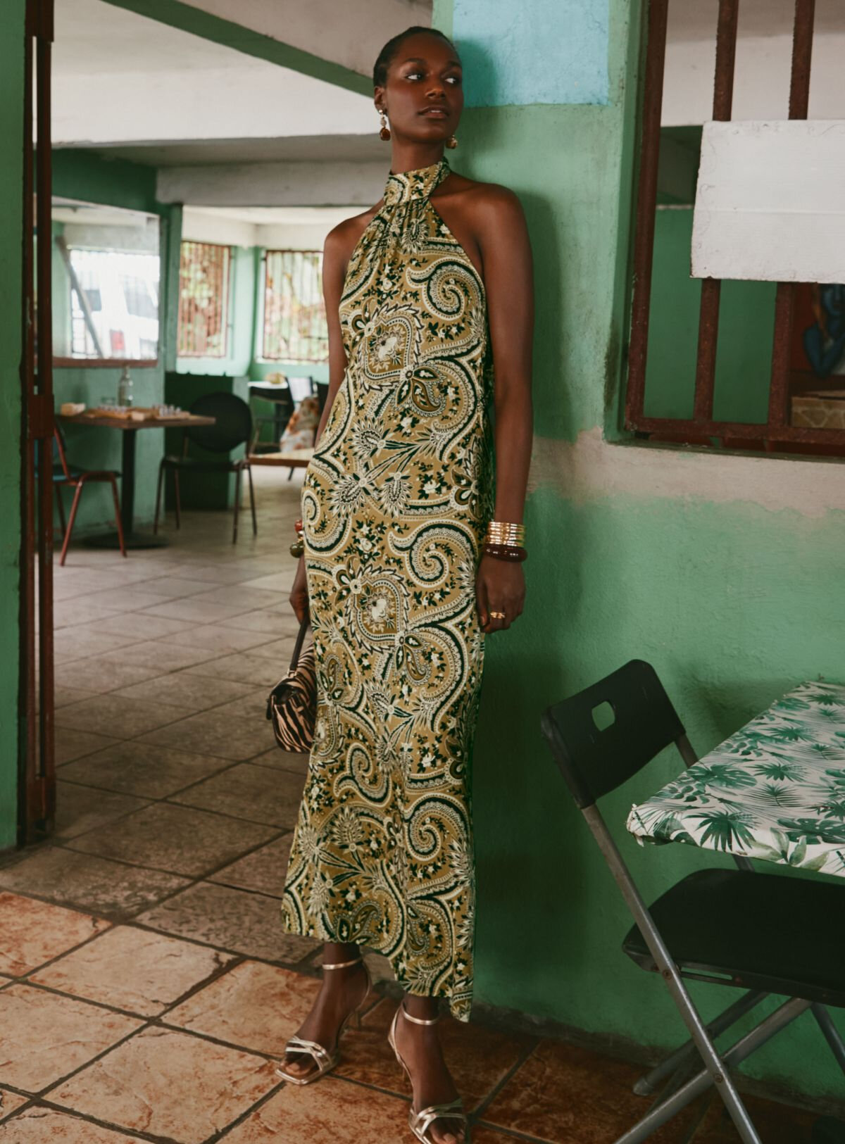 Femme portant une robe maxi licou paisley précieux