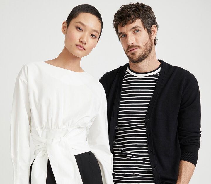 Homme et femme vêtus de noir et de blanc