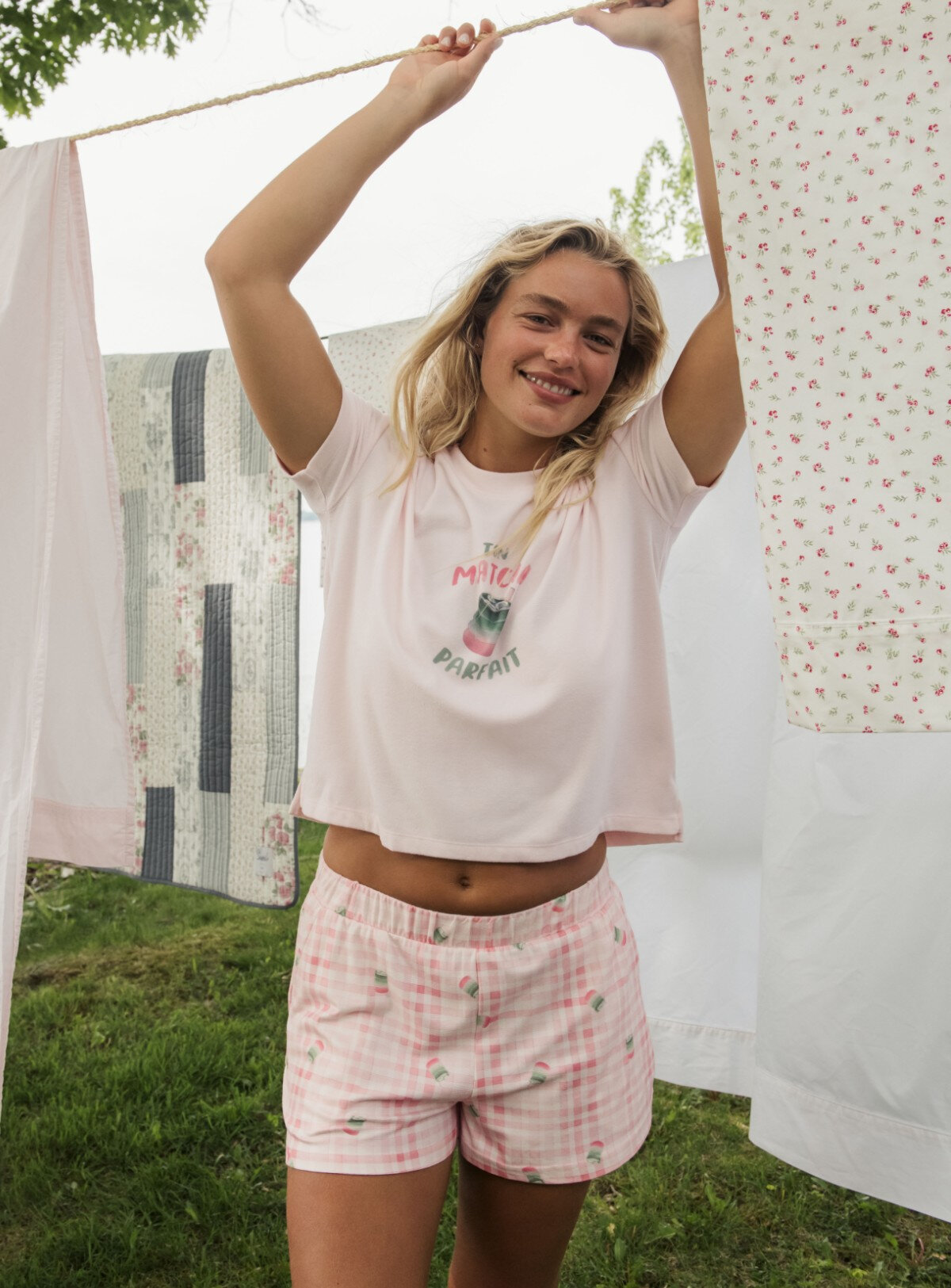 Femme vêtue d'un pyjama