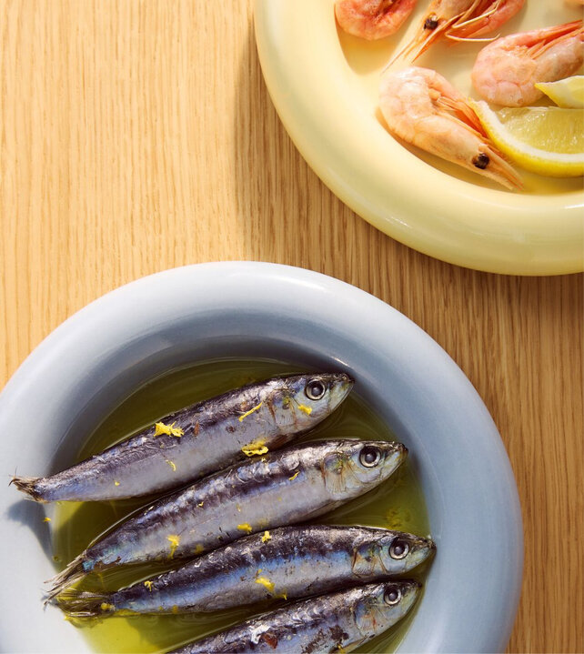 assiette avec des poissons et des crevettes