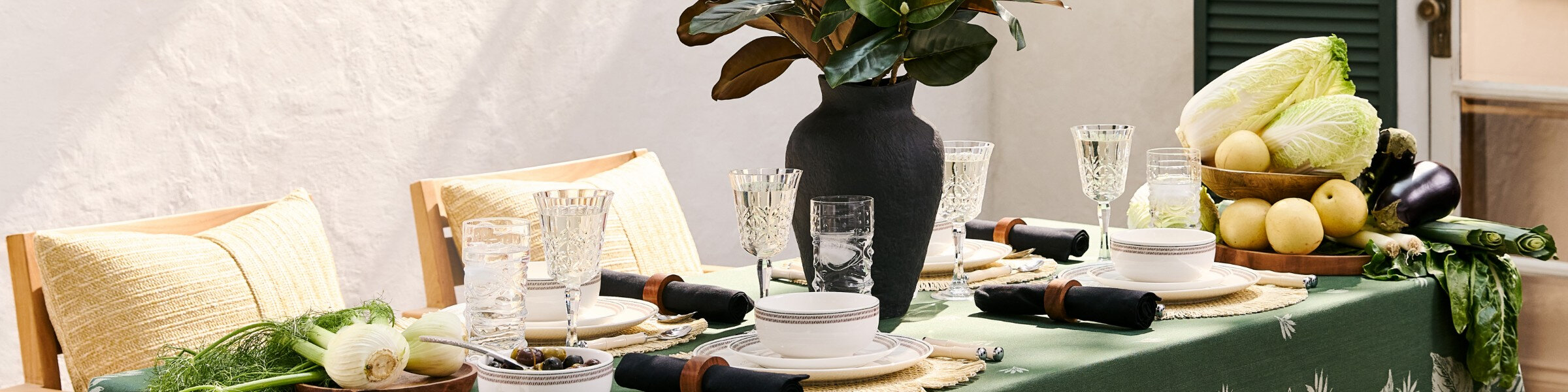 table avec de la vaisselle