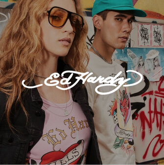 Une jeune femme et un jeune homme portent la marque Ed Hardy
