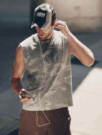 Homme portant un t-shirt sans manches camo