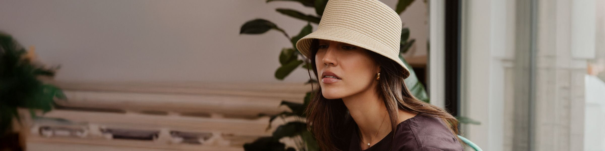 Femme portant un chapeau en paille