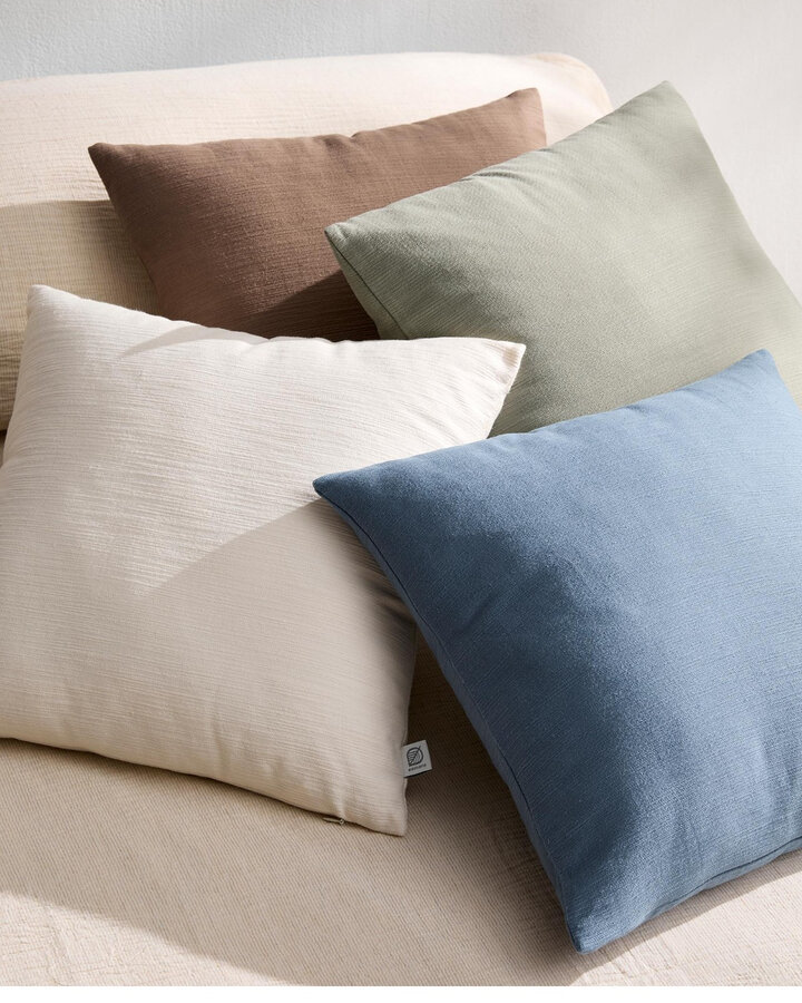 Le coussin déhoussable délicatement texturé signé Simons Maison