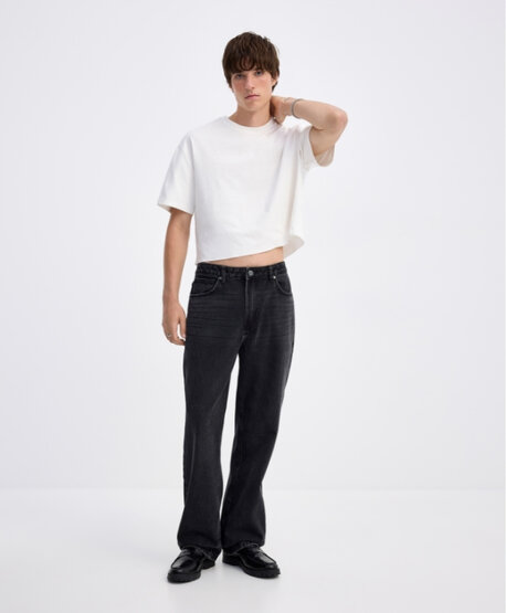 Young man wearing the Wynwood jeans in washed black