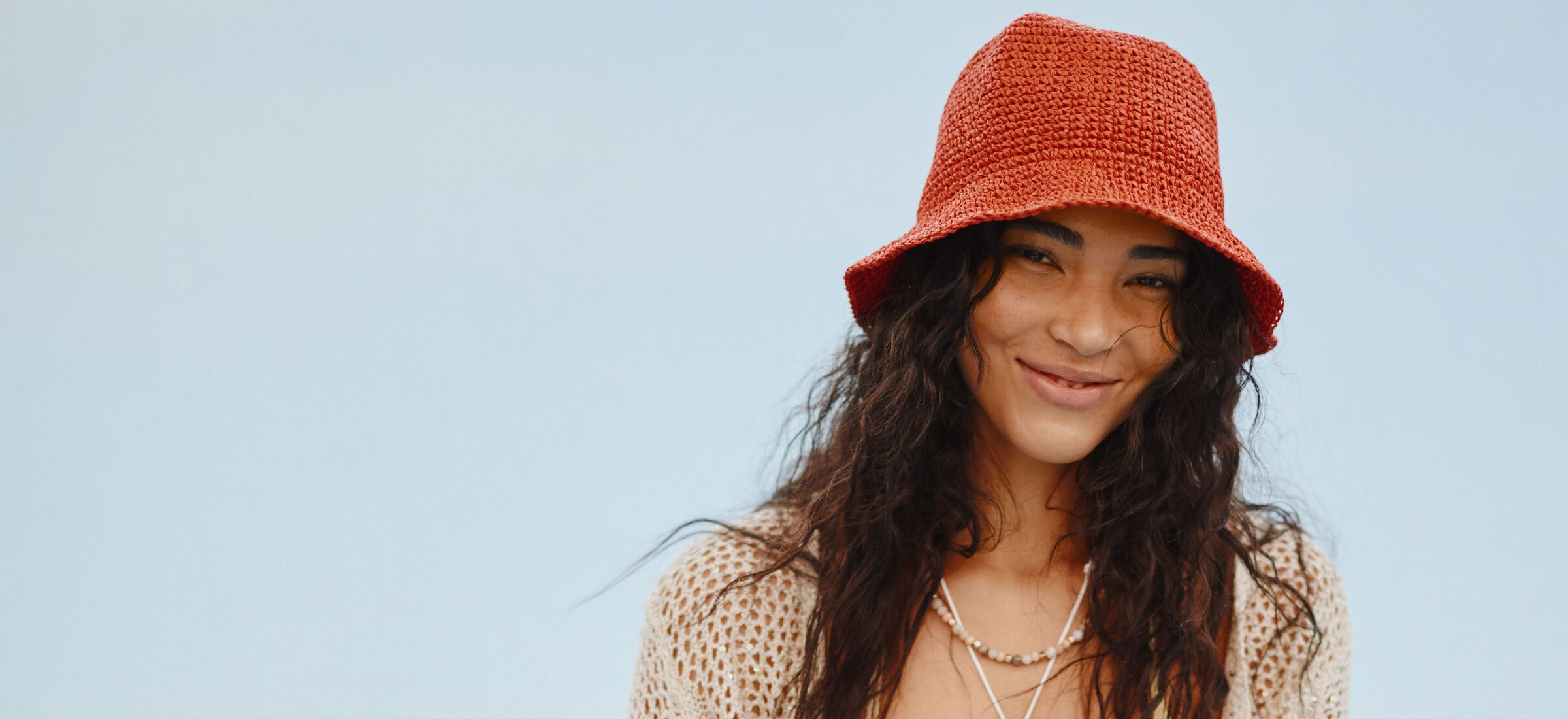La cloche paille de papier crochetée chez Simons