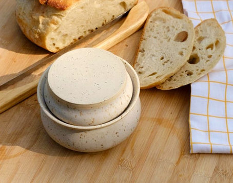 Beurrier breton avec pain sur comptoir en bois