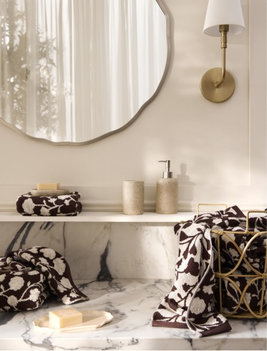 Salle de bains de couleurs naturelles au charme brut
