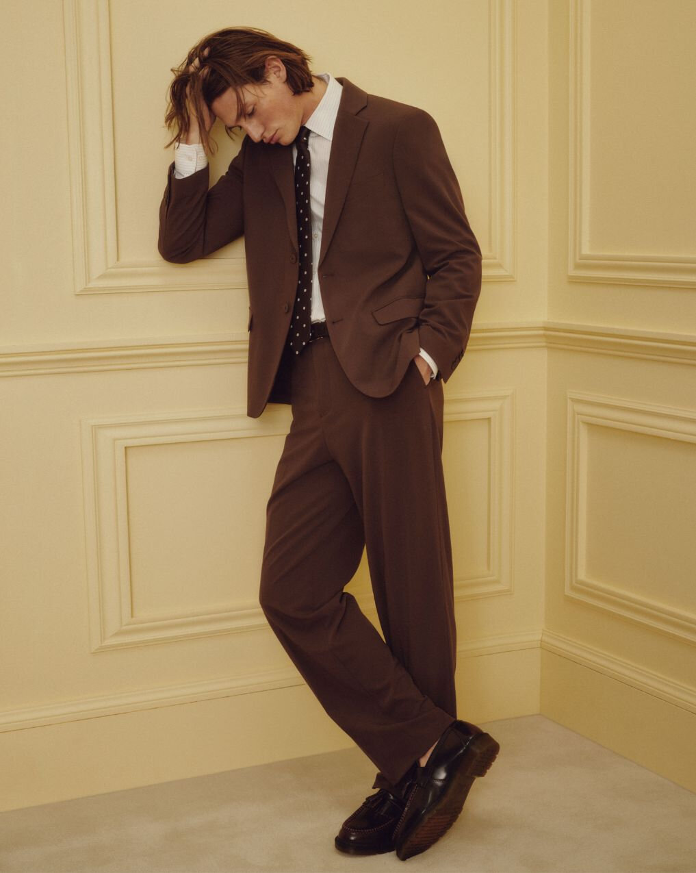 Jeune homme portant le pantalon Paris en brun chocolat