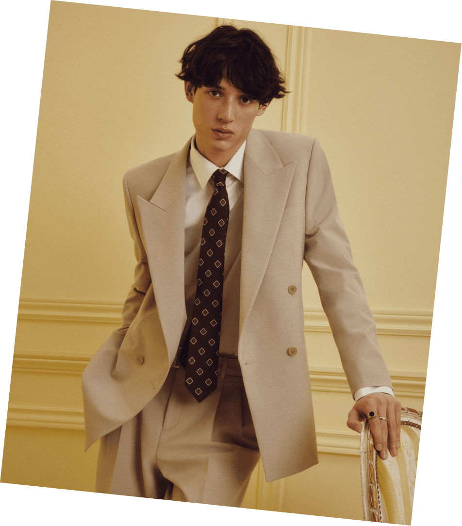 Jeune homme portant le veston Antwerp en beige