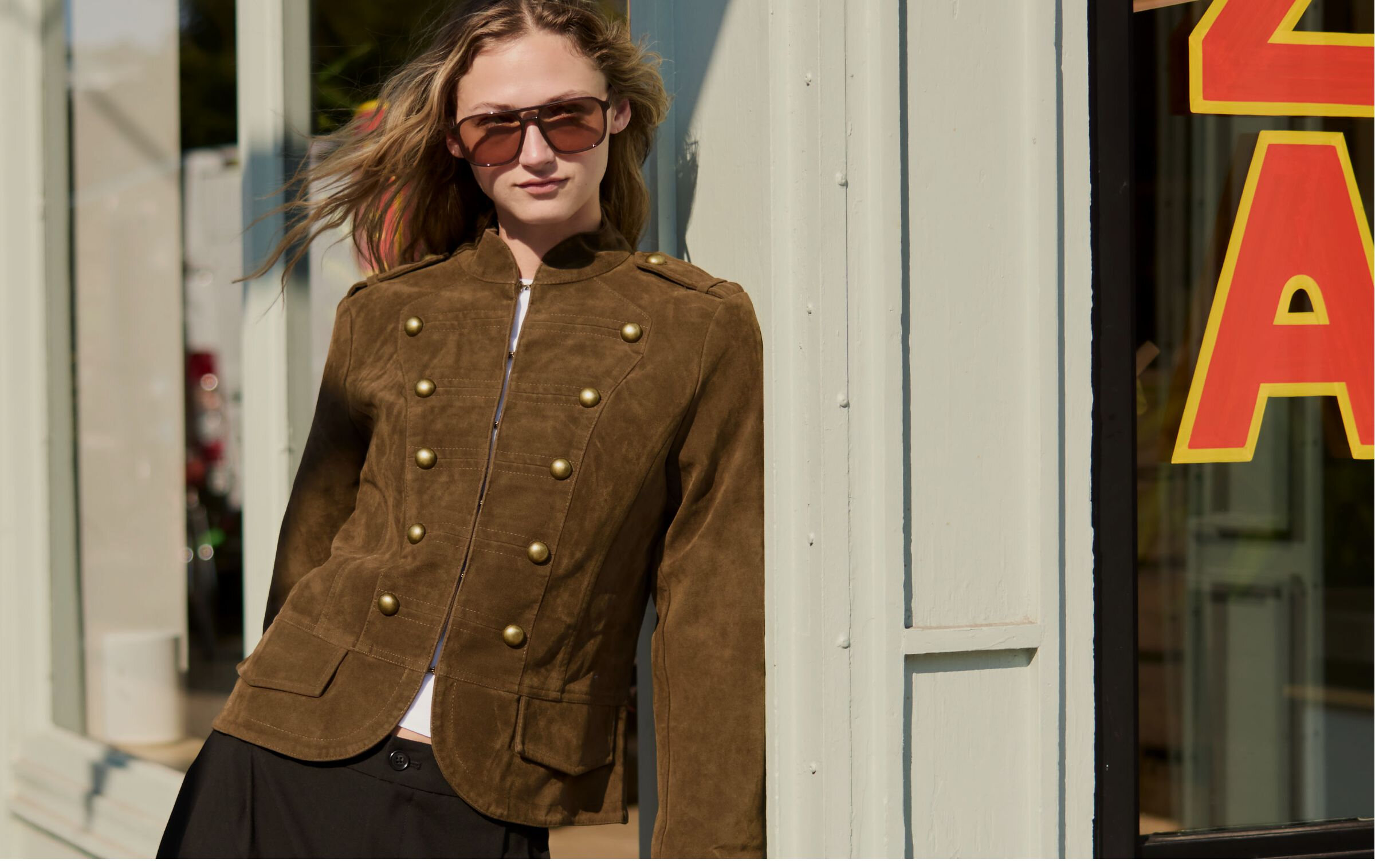 Photo d'une jeune femme vêtue d'une veste officier