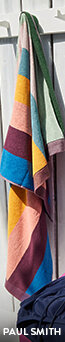 La serviette de plage larges rayures colorées signée Paul Smith chez Art de vivre par Simons 