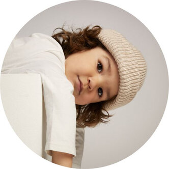Enfant avec un tuque