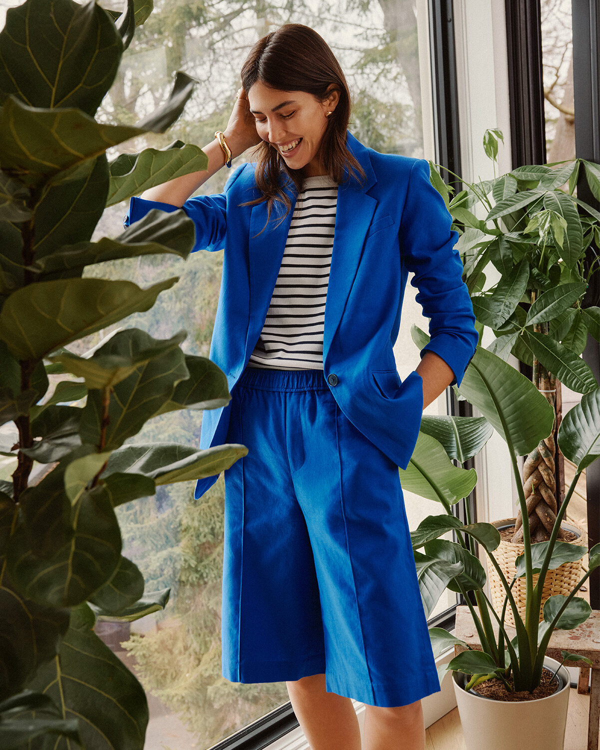 Femme portant un tailleur bermuda lin-coton en bleu royal