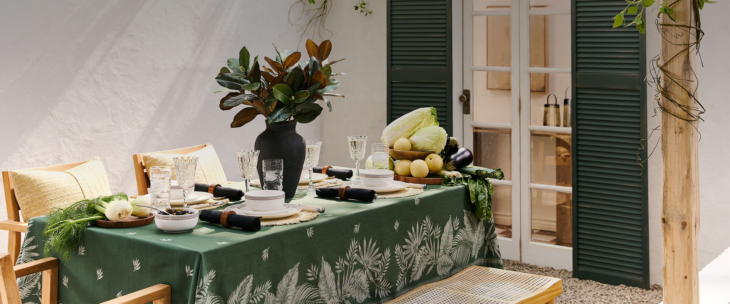 Une grande table à l'extérieur au charme exotique