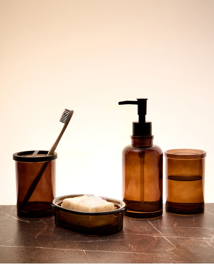 Les accessoires verre ambré chez Simons Maison