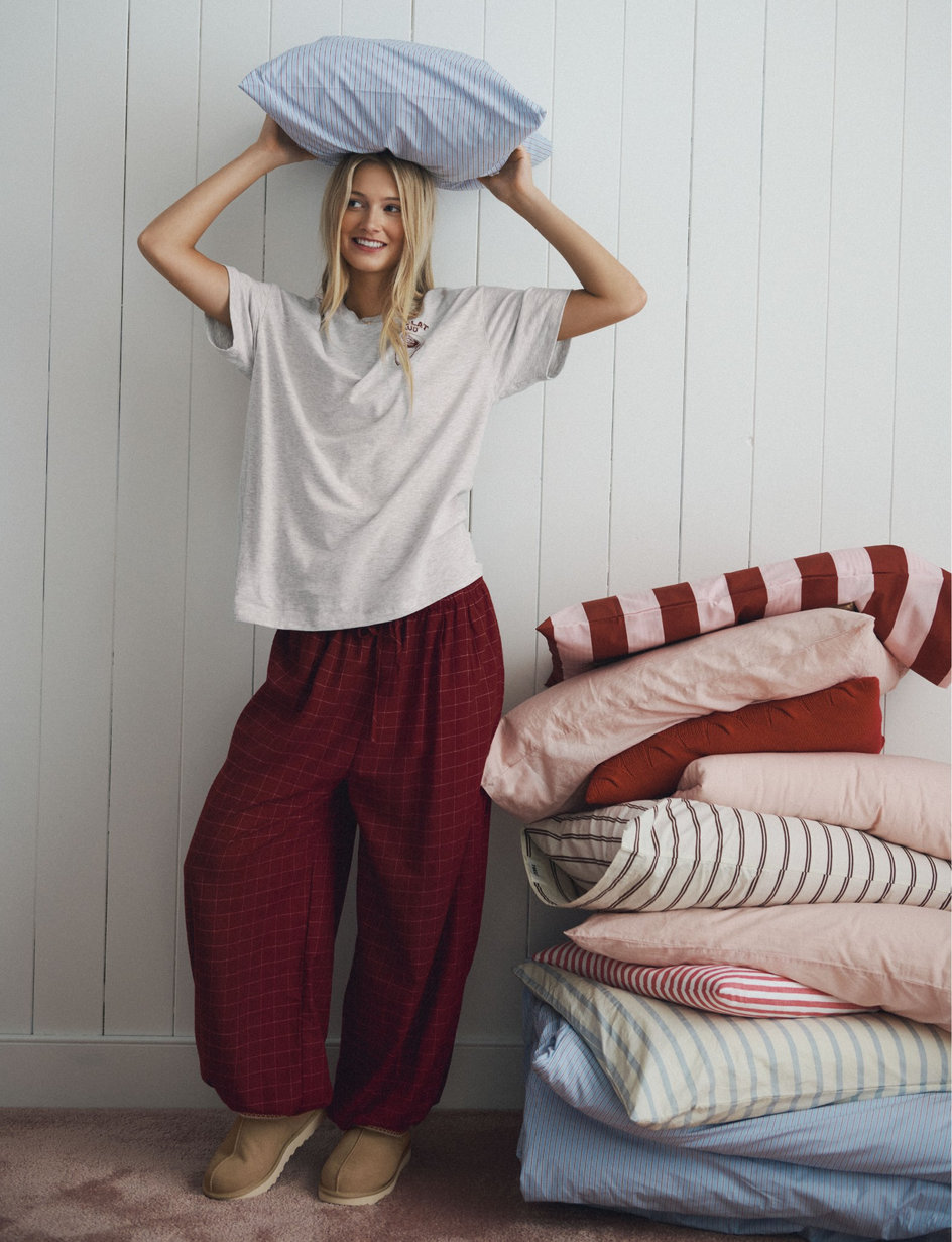 Woman wearing a pair of pyjamas