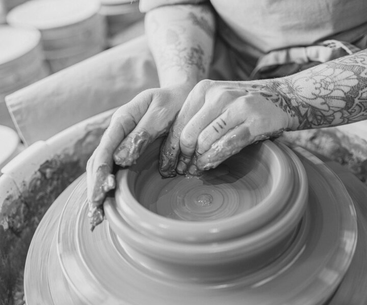 une femme fait de la poterie