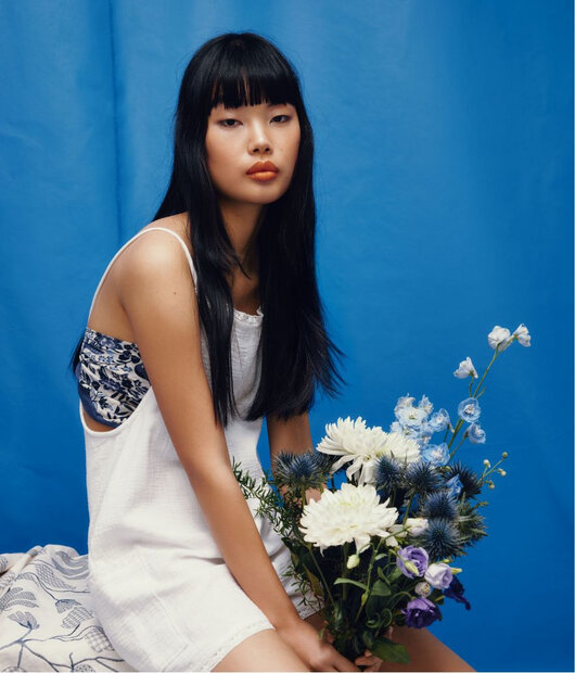 Jeune femme sur fond bleu