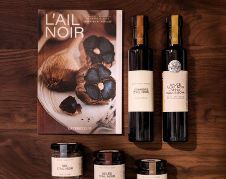 Coffret-cadeau avec des produits mettant en vedette l'ail noir